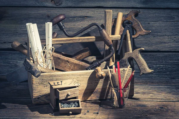 Primer plano de las herramientas de trabajo del carpintero en un taller — Foto de Stock