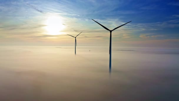 Turbinas eólicas sobre niebla al amanecer en otoño — Vídeo de stock