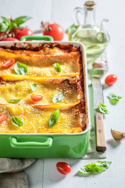 Köstliche Lasagne mit Bolognese, Parmesan und Basilikum — Stockfoto