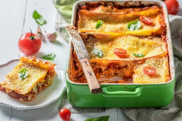 Lasagne fatte in casa con salsa di bechamel e bolognese — Foto Stock