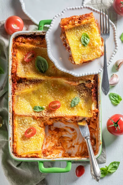 Hot lasagna with basil, tomatoes and parmesan — ストック写真