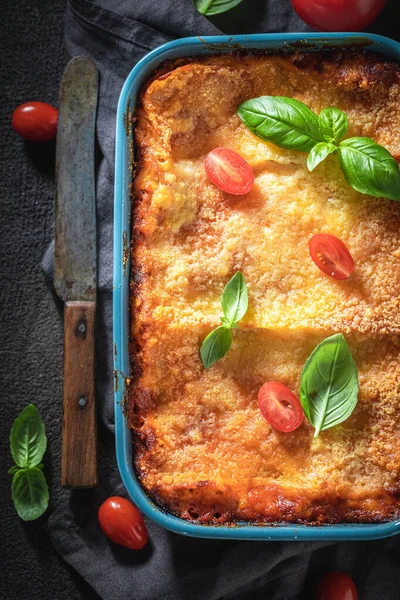 Köstliche Lasagne mit Bechamelsauce und Bolognese — Stockfoto