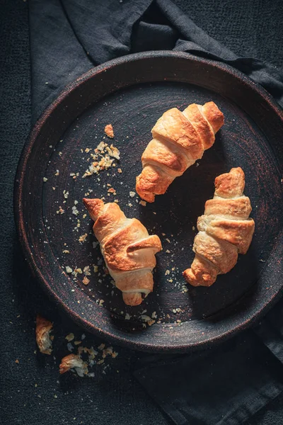 Croissants sucrés faits de pâte feuilletée et de chocolat — Photo