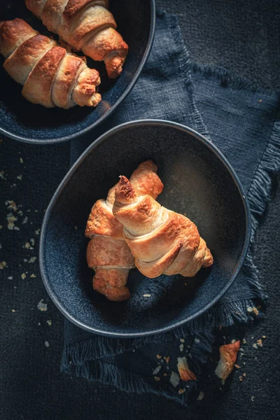 Croissants sucrés à base de pâte feuilletée sucrée et de chocolat — Photo