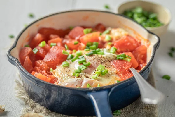 Shakshuka piccante con pomodori, uova ed erbe aromatiche — Foto Stock