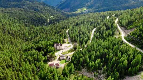 Luchtfoto van Passo Falazarego, Sass de Stria piek, Dolomieten — Stockvideo