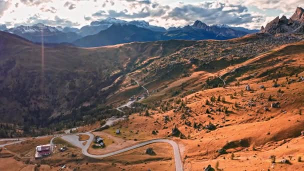 Averau pico perto de Passo Giau, Dolomitas, vista de cima — Vídeo de Stock
