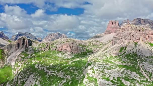 Dağ sığınağı Dreizinnen Hut, Tre Cime, hava manzaralı, Dolomitler — Stok video
