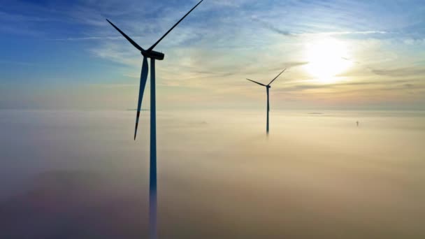 Vista aérea de turbinas eólicas sobre niebla al amanecer — Vídeos de Stock