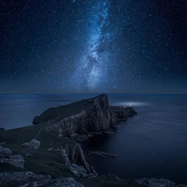 Suar titik neist di malam hari, Isle of Skye, Skotlandia — Stok Foto