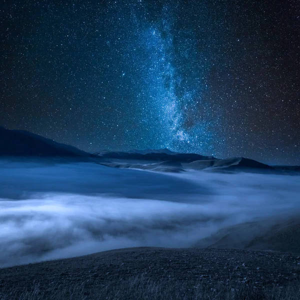 Mléčná dráha nad mlžným údolím u Castelluccia, Itálie — Stock fotografie