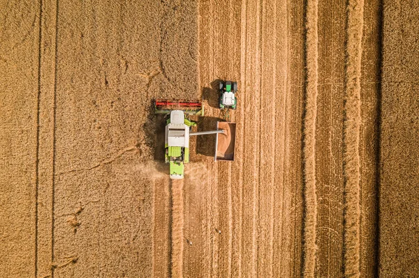 Yazın tarladaki büyük hasatçının tepeden aşağı manzarası — Stok fotoğraf