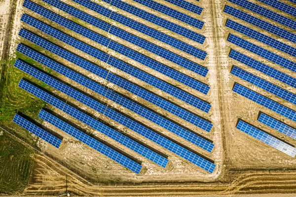 Increíble vista superior de paneles solares en un día soleado —  Fotos de Stock