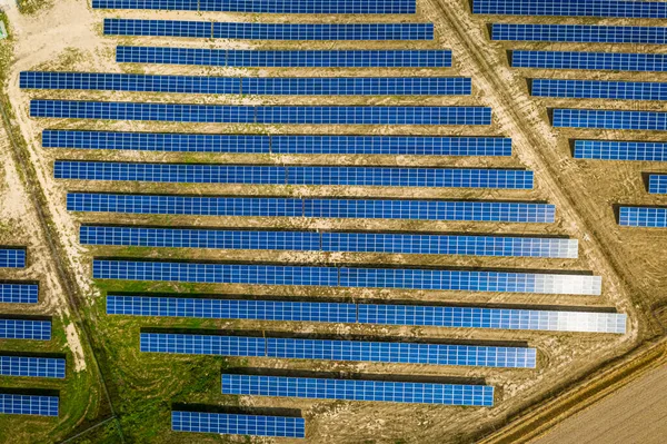Erstaunliche Aussicht auf Sonnenkollektoren bei sonnigem Tag, Luftaufnahme — Stockfoto