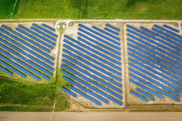 Große und blaue Sonnenkollektoren an sonnigen Tagen, Luftaufnahme — Stockfoto