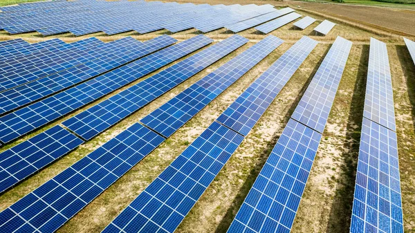 Volando por encima de la impresionante vista de los paneles solares en el campo seco —  Fotos de Stock
