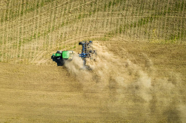 Felülről lefelé kilátás a traktor szántás száraz területen, légi kilátás — Stock Fotó