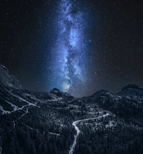 Milky way over Passo Falazarego at night in Dolomites — Stock Photo, Image