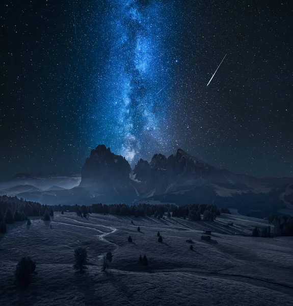 Alpe di Siusi y la Vía Láctea en Dolomitas por la noche — Foto de Stock