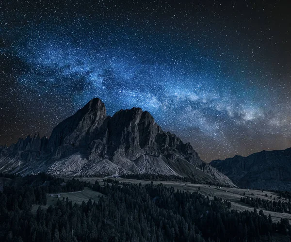 Milky way over Passo delle Erbe in Dolomites — Stock Photo, Image
