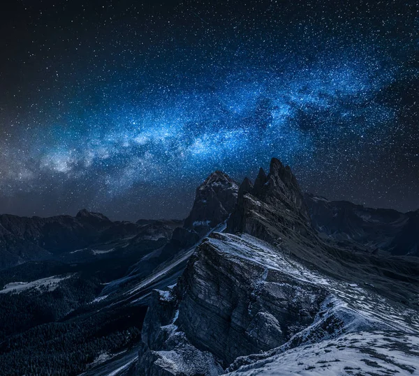 Mily way over Seceda in South Tyrol at night, Dolomites — Stock Photo, Image