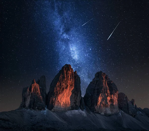 Tre Cime di Lavaredo y la Vía Láctea en la noche, Dolomitas — Foto de Stock