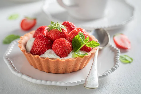 Köstliche Mini-Torte mit frischen Erdbeeren und Minze — Stockfoto