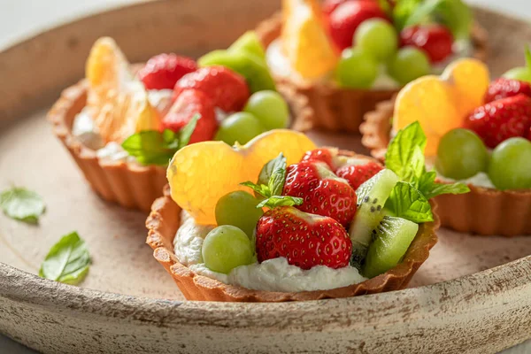 Mini tarte à la crème fouettée et aux fruits frais — Photo