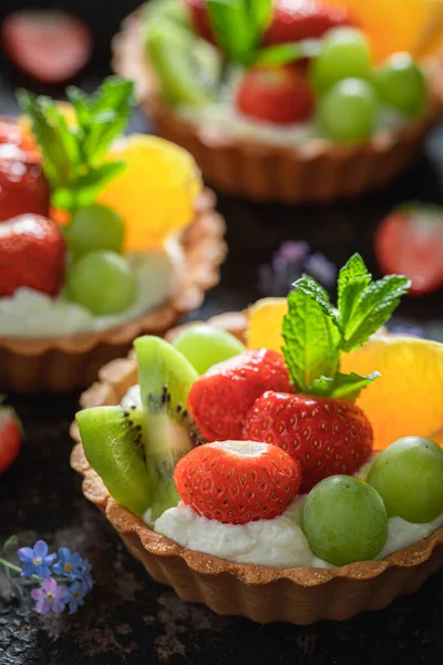 Finom mini torta eper, narancs, kivi és szőlő — Stock Fotó