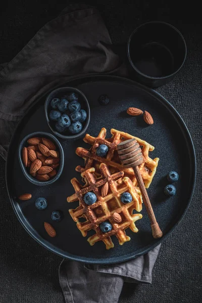 Smakliga våfflor med honung, mandel och blåbär — Stockfoto