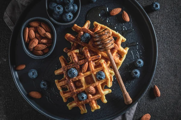 Läckra våfflor med blåbär, honung och mandel — Stockfoto