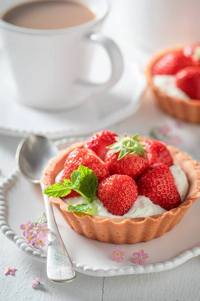 Mini tarte sucrée aux fraises fraîches et à la menthe — Photo
