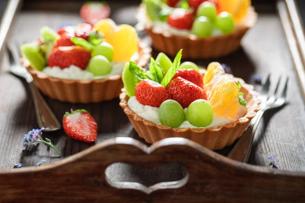 Mini tarte savoureuse aux fraises, orange, kiwi et raisins — Photo