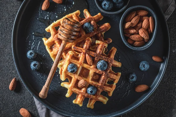 Söta våfflor med blåbär, honung och mandel — Stockfoto