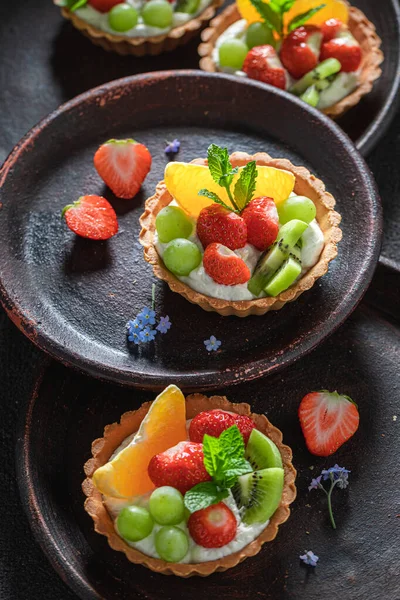 Mini tarte savoureuse aux fruits frais, menthe et crème fouettée — Photo
