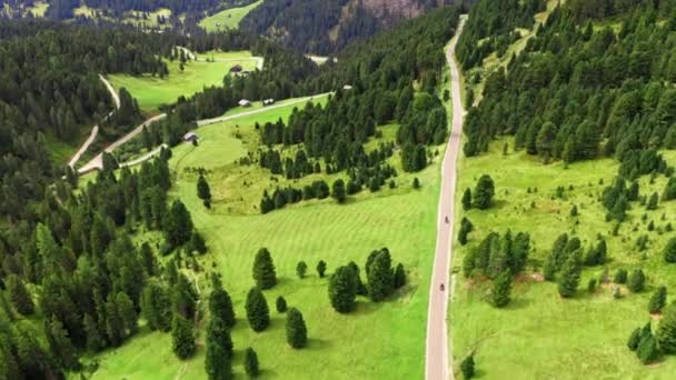 Strada di montagna al Passo delle Erbe nelle Dolomiti, vista aerea — Video Stock