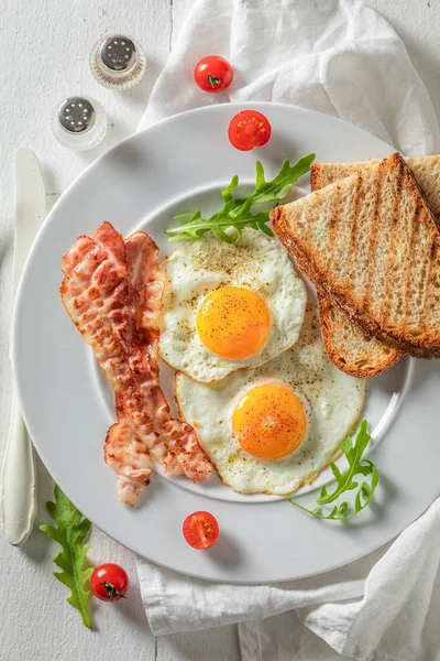 Kotitekoinen aamiainen munien, pekonin ja tomaattien kanssa — kuvapankkivalokuva