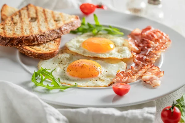 Deliziosa colazione con pane tostato, pancetta, uova e pomodori — Foto Stock