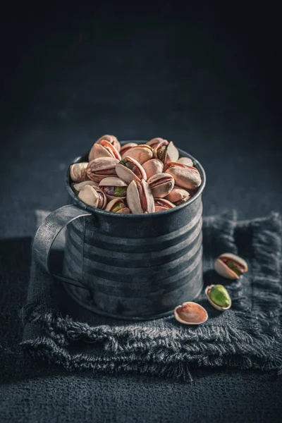 Gustosi pistacchi in una scatola di metallo rustico — Foto Stock