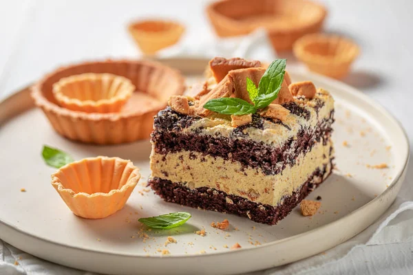 Lahodný čokoládový dort se smetanou a sušenkami — Stock fotografie