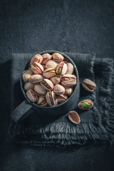 Pistacchi croccanti in una scatola di metallo rustico — Foto Stock