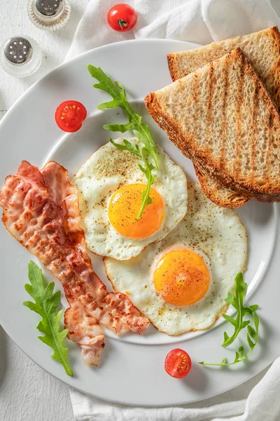 Maukas aamiainen munien, pekonin ja tomaattien kanssa — kuvapankkivalokuva