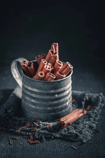 Fechar-se de paus de canela em um fundo escuro — Fotografia de Stock