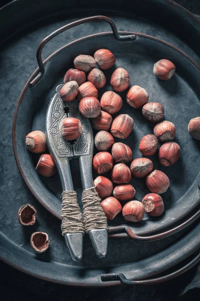 Ein Haufen Haselnüsse als gesunder und guter Snack — Stockfoto