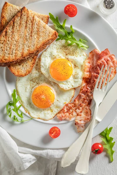 Nydelig frokost med egg, bacon og tomater – stockfoto