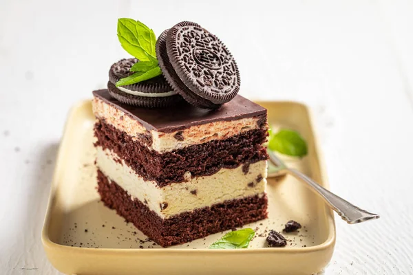 Tasty chocolate cake with wanilla cream and cookies — Stock Photo, Image