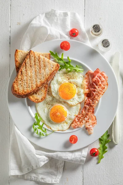 Colazione fatta in casa con pane tostato, uova e pancetta — Foto Stock