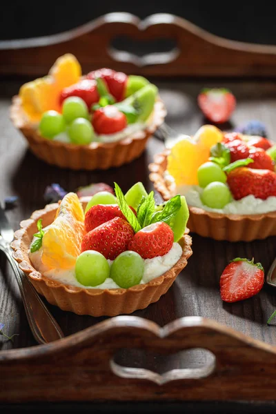 Mini tarta fresca hecha de crema batida y frutas frescas — Foto de Stock