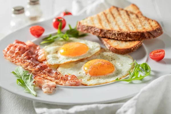 Colazione fresca con uova, pancetta e pomodori — Foto Stock