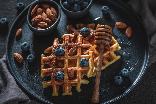 Läckra våfflor med honung, mandel och blåbär — Stockfoto